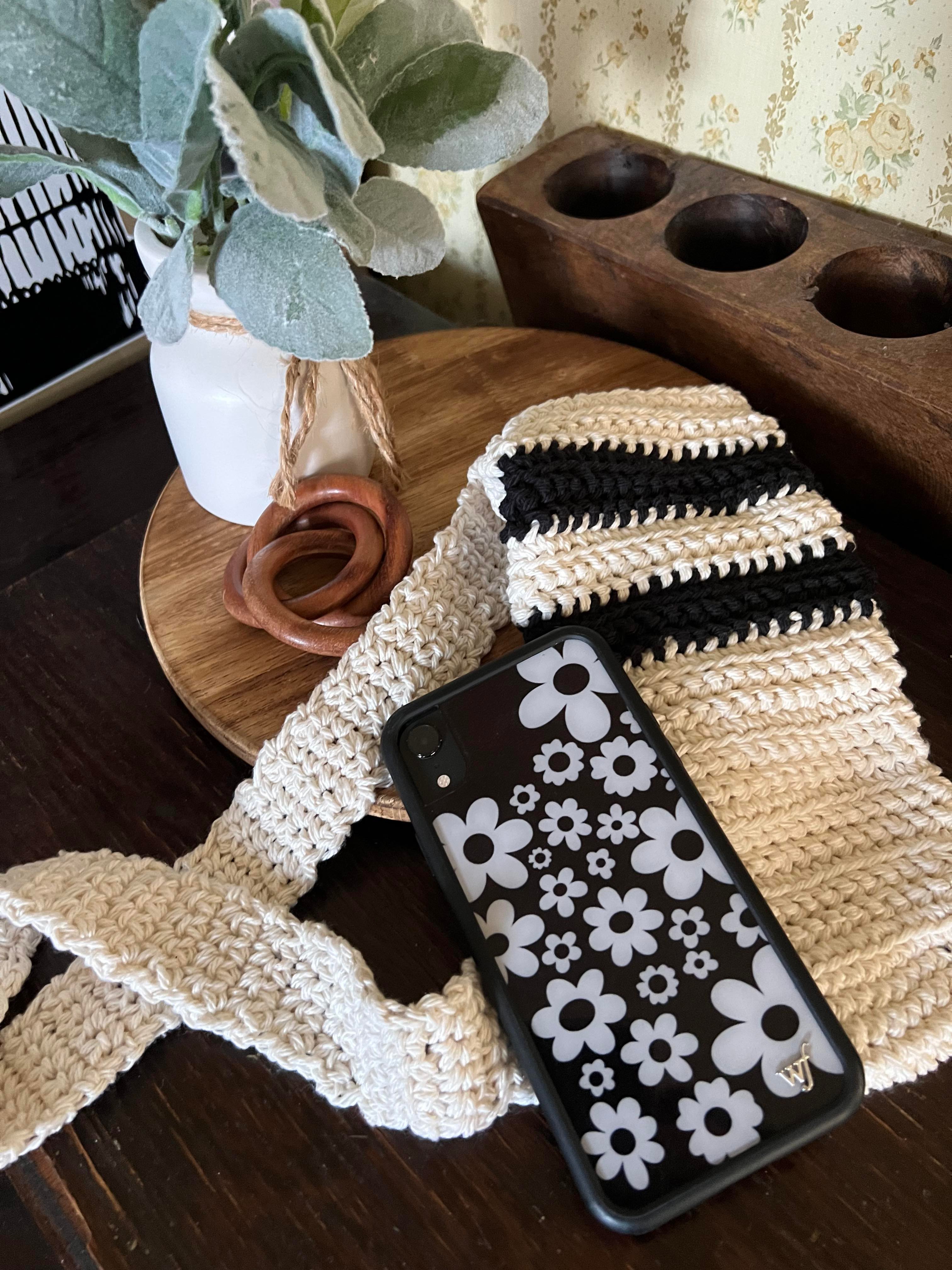 Free Crochet Pattern: Carry All Bottle Holder - Avery Lane Creations